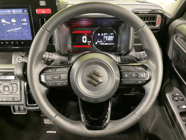 【ステアリングヒーター】冬場に冷たくなりやすい革巻きステアリングを、スイッチ一つで素早く適温に!エアコンよりも早く温まってくれるので、寒い日の運転も快適になりますね♪