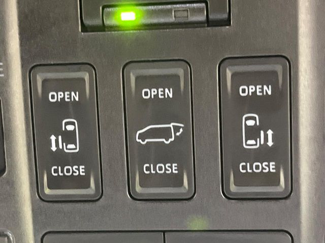 【両側パワースライドドア】スマートキーや運転席のスイッチで後席両側スライドドアの開閉が可能♪電動だから力を入れてドアを開ける必要が無く、小さなお子様でも簡単に開け閉めでき快適です♪