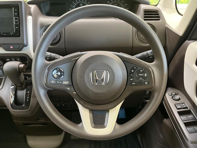 �C���e���A�ɍ��킹���f�U�C���̃X�e�A�����O�́A�^�]�������̂��Ƃ��l���A�^�]���₷���`��A�傫���ł��B�����x�A���ۂɐG���Ă��m���߂��������B