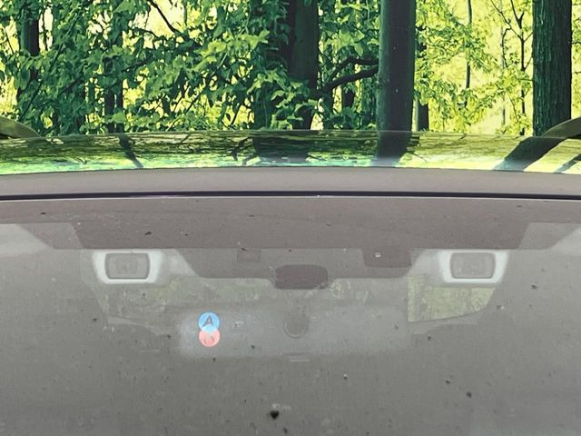 【アイサイトVer2】前方の車両等を検知し、衝突しそうな時は警報で注意を促し、ブレーキを踏む力をサポート。ブレーキを踏めなかった場合は衝突被害軽減ブレーキが作動、衝突回避をサポートします。