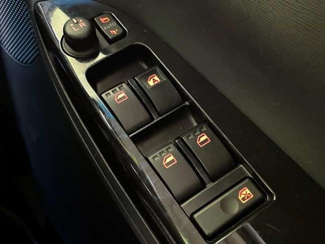 【電動格納ミラー】サイドミラーは電動格納式となっており、狭い駐車場でもキズがつくリスクを抑えられます。