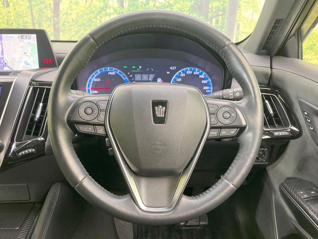 �C���e���A�ɍ��킹���f�U�C���̃X�e�A�����O�́A�^�]�������̂��Ƃ��l���A�^�]���₷���`��A�傫���ł��B�����x�A���ۂɐG���Ă��m���߂��������B