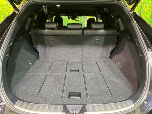 積み下ろしのしやすいデッキにはたっぷりと荷物を積み込んでいただけます。遊びから仕事まで、様々なシーンで頼れます♪