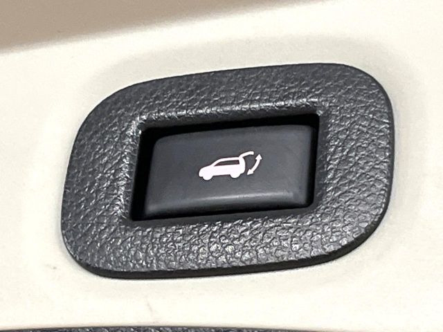 【パワーバックドア】スマートキーや運転席のボタンを押すだけでリアゲートが自動で開閉します!荷物を持っている時や、高い位置にあるバックドアを閉める際に便利な機能です♪
