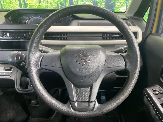 �C���e���A�ɍ��킹���f�U�C���̃X�e�A�����O�́A�^�]�������̂��Ƃ��l���A�^�]���₷���`��A�傫���ł��B�����x�A���ۂɐG���Ă��m���߂��������B