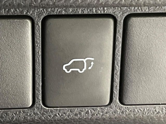 【パワーバックドア】スマートキーや運転席のボタンを押すだけでリアゲートが自動で開閉します!荷物を持っている時や、高い位置にあるバックドアを閉める際に便利な機能です♪