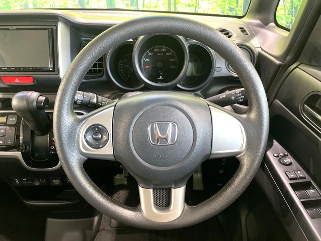 �C���e���A�ɍ��킹���f�U�C���̃X�e�A�����O�́A�^�]�������̂��Ƃ��l���A�^�]���₷���`��A�傫���ł��B�����x�A���ۂɐG���Ă��m���߂��������B
