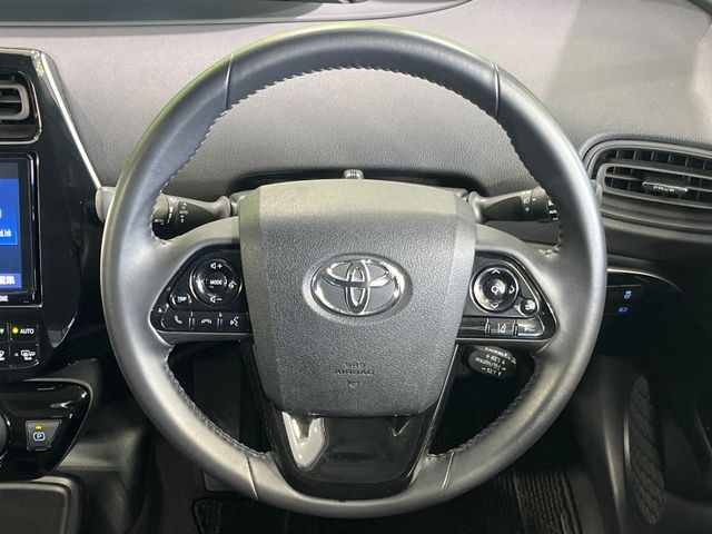 【純正革巻きステアリング】上質な革を使用することで、手にしっかり馴染みとても運転しやすいハンドルです♪