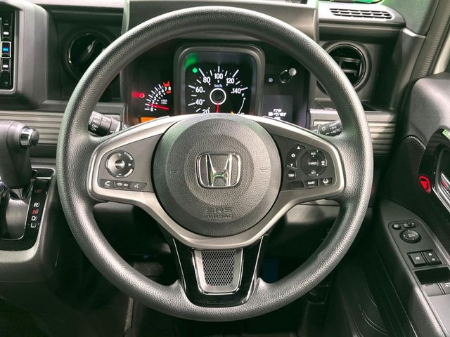 �C���e���A�ɍ��킹���f�U�C���̃X�e�A�����O�́A�^�]�������̂��Ƃ��l���A�^�]���₷���`��A�傫���ł��B�����x�A���ۂɐG���Ă��m���߂��������B