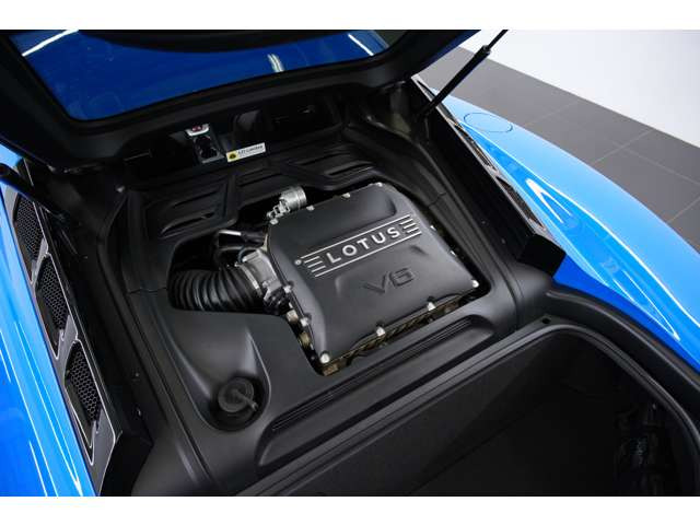 3.5L V�^6�C��DOHC�X�[�p�[�`���[�W���[�A405ps/42.8kgm�A�S��&times;�S��&times;�S��mm 4413&times;1895&times;1226mm�A�ԗ��d�� 1458kg