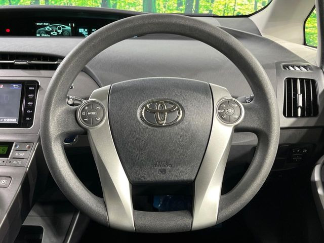 �C���e���A�ɍ��킹���f�U�C���̃X�e�A�����O�́A�^�]�������̂��Ƃ��l���A�^�]���₷���`��A�傫���ł��B�����x�A���ۂɐG���Ă��m���߂��������B