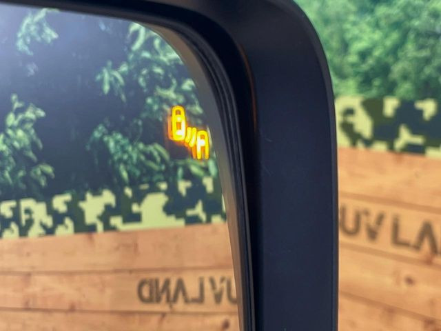 【ブラインドスポットワーニング】走行中、ドアミラーの死角になりやすい箇所に後続車が接近するとサイドミラー付近に警告を表示、ドライバーに注意喚起をしてくれます。