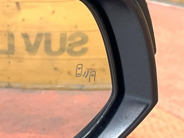 【ブラインドスポットモニター】走行中、ドアミラーの死角になりやすい箇所に後続車が接近するとサイドミラーのレンズに警告を表示!ドライバーに注意喚起をしてくれます。