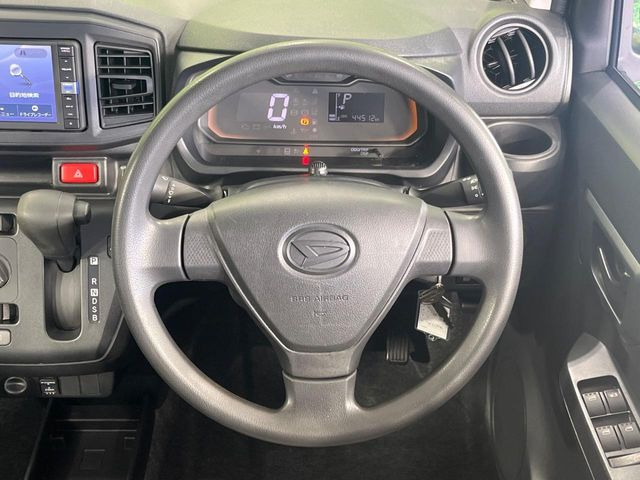 �C���e���A�ɍ��킹���f�U�C���̃X�e�A�����O�́A�^�]�������̂��Ƃ��l���A�^�]���₷���`��A�傫���ł��B�����x�A���ۂɐG���Ă��m���߂��������B