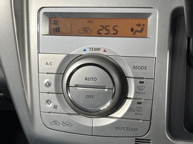 【オートエアコン】一度お好みの温度に設定すれば、車内の温度を検知し風量や温度を自動で調整。暑い&hellip;寒い&hellip;と何度もスイッチ操作をする必要はありません。快適な車内空間には必須の機能ですね♪