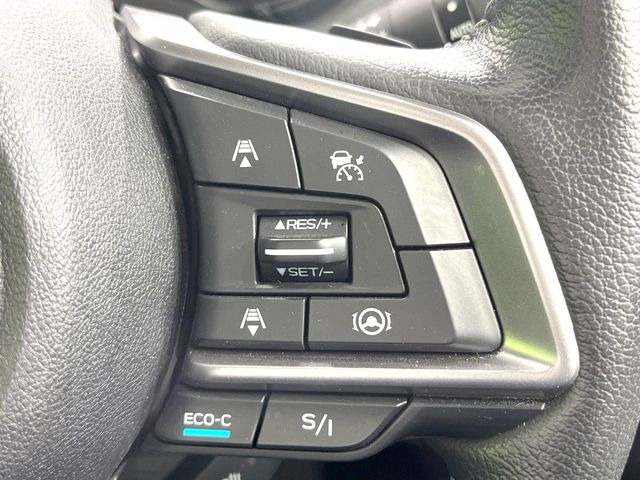【全車速追従機能付クルーズコントロール】高速道路での長距離走行が楽に!!自動で速度を保つクルーズコントロールが、衝突軽減システムと連携し、前方の車両を感知して車間を保つように速度調節してくれます!!