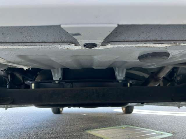 下廻りもとてもキレイな状態です、長くお乗り頂けるよう弊社はサビ腐食のない車両を厳選仕入れしています!