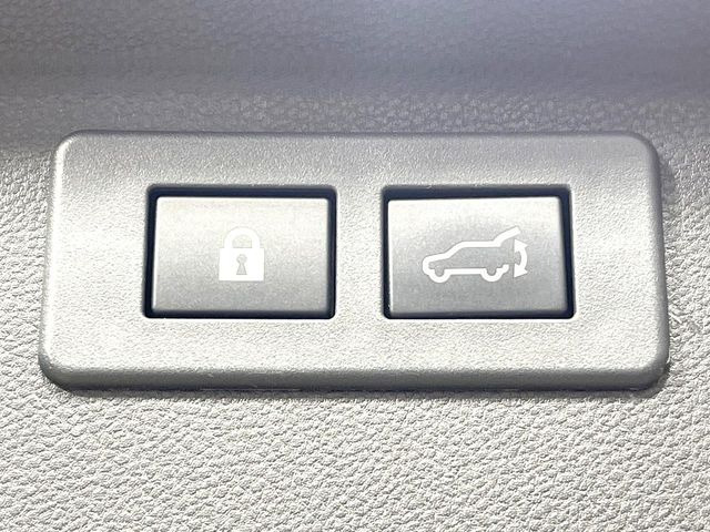 【パワーバックドア】スマートキーや運転席のボタンを押すだけでリアゲートが自動で開閉します!荷物を持っている時や、高い位置にあるバックドアを閉める際に便利な機能です♪