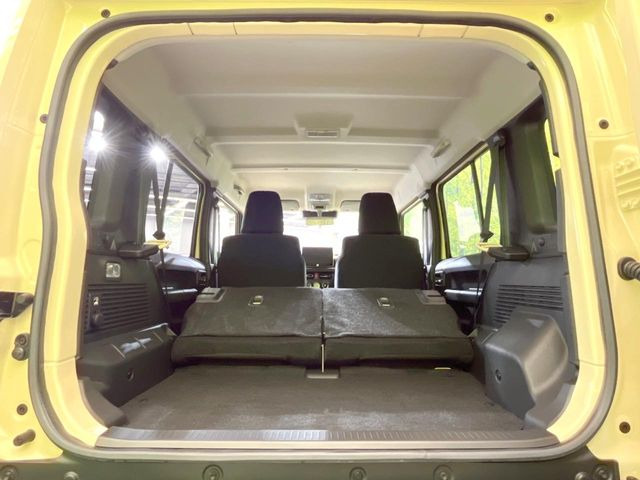 普段のお買い物や通勤、送迎等に十分な荷室スペースを確保しております。セカンドシートを倒すと、大きな荷物の積載も可能です♪
