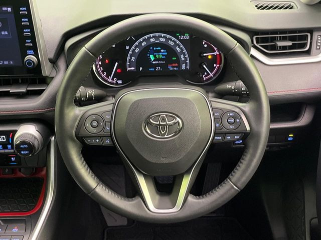 インテリアに合わせたデザインのステアリングは、運転される方のことも考え、運転しやすい形状、大きさです。是非一度、実際に触ってお確かめください。