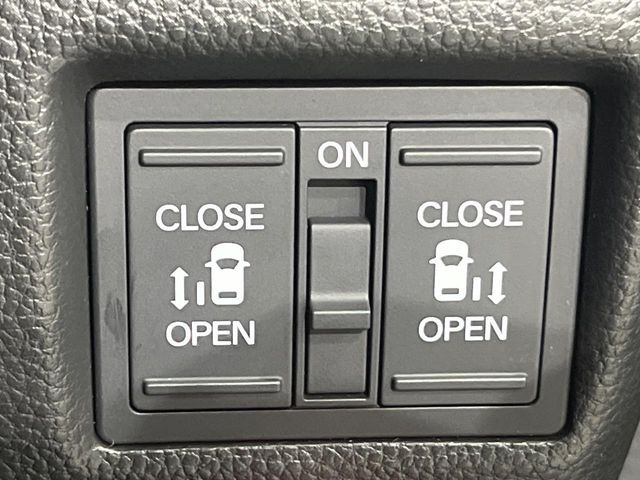 【両側パワースライドドア】スマートキーや運転席のスイッチで後席両側スライドドアの開閉が可能♪電動だから力を入れてドアを開ける必要が無く、小さなお子様でも簡単に開け閉めでき快適です♪