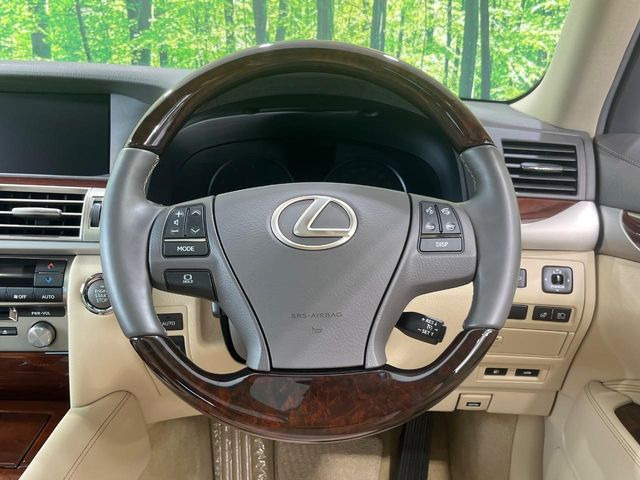 �C���e���A�ɍ��킹���f�U�C���̃X�e�A�����O�́A�^�]�������̂��Ƃ��l���A�^�]���₷���`��A�傫���ł��B�����x�A���ۂɐG���Ă��m���߂��������B