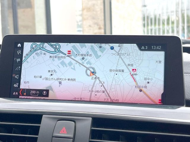 ��BMW�����i�r:��̊��̂���i�r�́A����������ԓ������o���Ă���܂��BBluetooth�Đ��ȂǃI�[�f�B�I�@�\���[�����Ă���܂��̂ŁA�^�]�����y���߂܂���