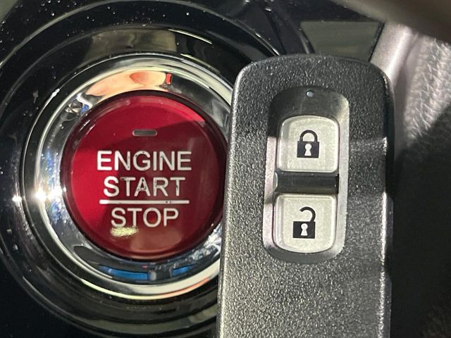 �yHonda�X�}�[�g�L�[�z�J�o����|�P�b�g�ɓ��ꂽ�܂܂ł��h�A�̎{���E�������\�ȃX�}�[�g�L�[�𑕔��B�G���W���̃I���E�I�t�����J�M�����o���K�v����������Ƃ��Ă��֗��ł���