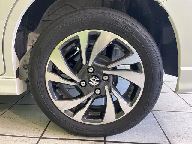 �y����15�C���`�A���~�z�C�[���z�O�ςɃ}�b�`���������A���~�z�C�[���𑕒����Ă���܂��B�e��ЊO�A���~�z�C�[����A�X�^�b�h���X�^�C�����戵�����Ă���܂��B���񂲑��k����������