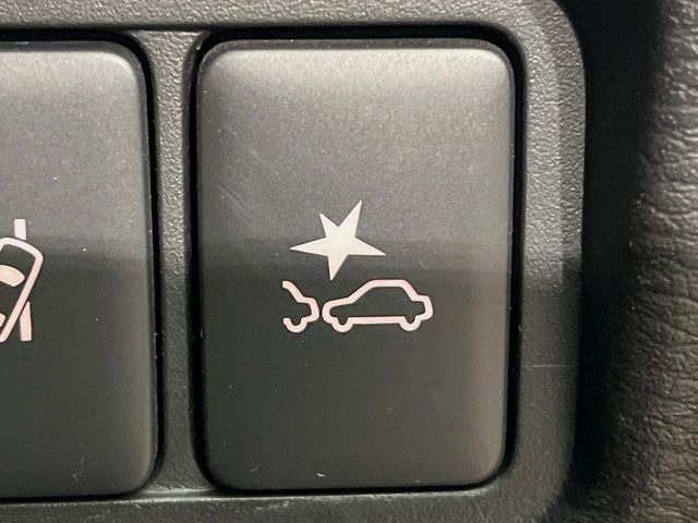 【三菱e-Assist】走行中に前方の車両等を認識し、衝突しそうな時は警報とブレーキで衝突回避と被害軽減をアシスト。より安全にドライブをお楽しみいただけます。