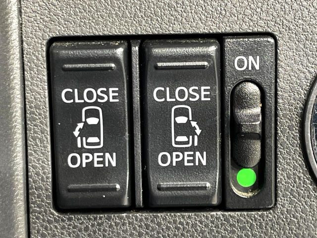 【両側パワースライドドア】スマートキーや運転席のスイッチで後席両側スライドドアの開閉が可能♪電動だから力を入れてドアを開ける必要が無く、小さなお子様でも簡単に開け閉めでき快適です♪