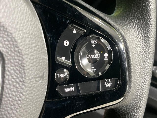 【アダプティブクルーズコントロール】高速道路での長距離走行が楽に!!自動で速度を保つクルーズコントロールが、衝突軽減システムと連携し、前方の車両を感知して車間を保つように速度調節してくれます!!