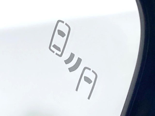 【ブラインドスポットモニター】走行中、ドアミラーの死角になりやすい箇所に後続車が接近するとサイドミラーのレンズに警告を表示!ドライバーに注意喚起をしてくれます。