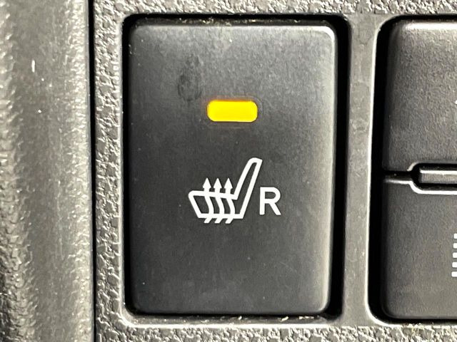 【シートヒーター】寒い日に重宝するシートヒーター!エアコンより早く温まってくれるので寒がりの人も安心ですね♪エアコンの温風は乾燥するから苦手、という方にもをおすすめです。