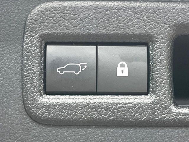【パワーバックドア】スマートキーや運転席のボタンを押すだけでリアゲートが自動で開閉します!荷物を持っている時や、高い位置にあるバックドアを閉める際に便利な機能です♪