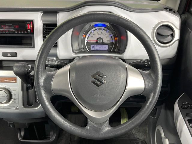 インテリアに合わせたデザインのステアリングは、運転される方のことも考え、運転しやすい形状、大きさです。是非一度、実際に触ってお確かめください。
