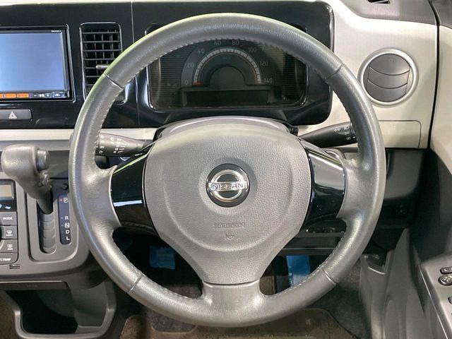 �C���e���A�ɍ��킹���f�U�C���̃X�e�A�����O�́A�^�]�������̂��Ƃ��l���A�^�]���₷���`��A�傫���ł��B�����x�A���ۂɐG���Ă��m���߂��������B