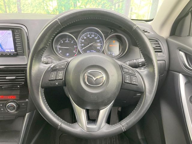 �C���e���A�ɍ��킹���f�U�C���̃X�e�A�����O�́A�^�]�������̂��Ƃ��l���A�^�]���₷���`��A�傫���ł��B�����x�A���ۂɐG���Ă��m���߂��������B