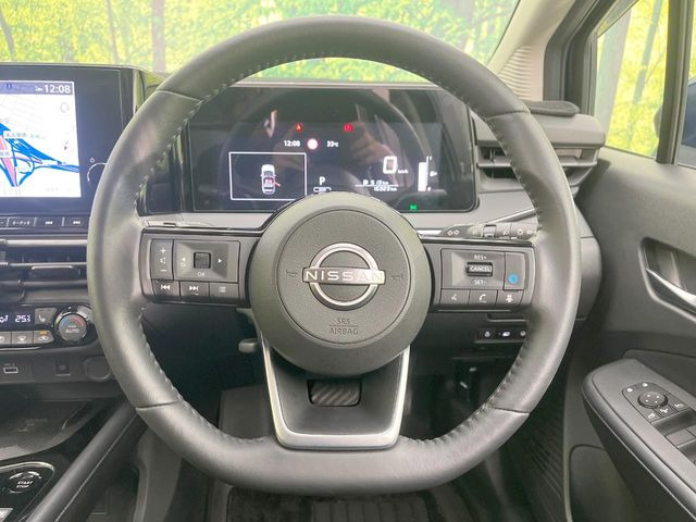 �C���e���A�ɍ��킹���f�U�C���̃X�e�A�����O�́A�^�]�������̂��Ƃ��l���A�^�]���₷���`��A�傫���ł��B�����x�A���ۂɐG���Ă��m���߂��������B