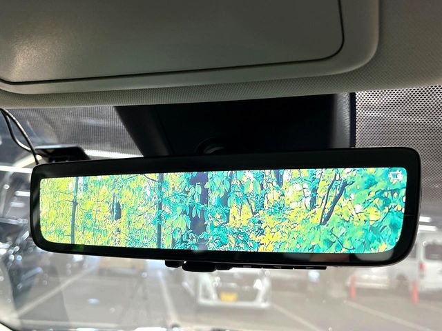 【デジタルインナーミラー】後席の大きな荷物や同乗者で後方が確認しづらい時でも安心!カメラが撮影した車両後方の映像をルームミラー内に表示。クリアな視界で状況の確認が可能です!