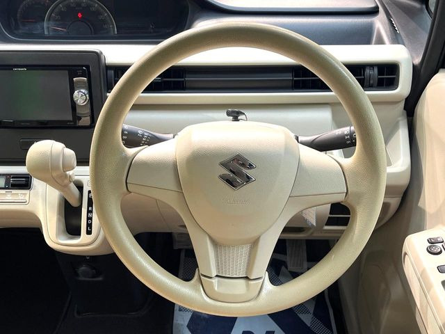 �C���e���A�ɍ��킹���f�U�C���̃X�e�A�����O�́A�^�]�������̂��Ƃ��l���A�^�]���₷���`��A�傫���ł��B�����x�A���ۂɐG���Ă��m���߂��������B