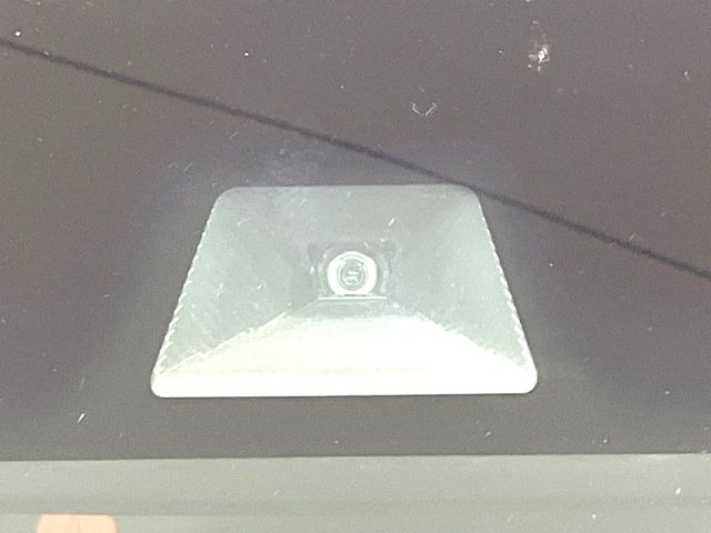 【ホンダセンシング】走行中に前方の車両等を認識し、衝突しそうな時は警報とブレーキで衝突回避と被害軽減をアシスト。より安全にドライブをお楽しみいただけます。