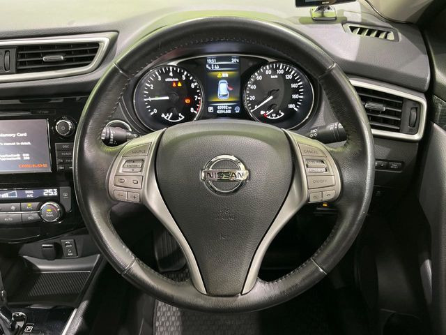 �C���e���A�ɍ��킹���f�U�C���̃X�e�A�����O�́A�^�]�������̂��Ƃ��l���A�^�]���₷���`��A�傫���ł��B�����x�A���ۂɐG���Ă��m���߂��������B