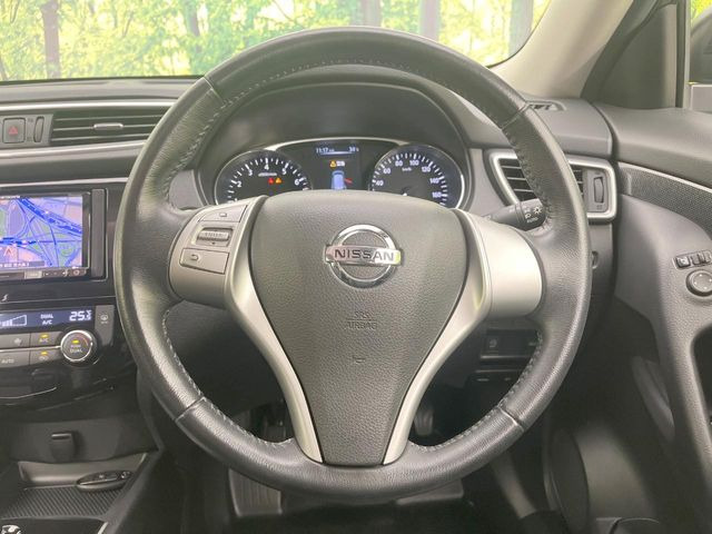 �C���e���A�ɍ��킹���f�U�C���̃X�e�A�����O�́A�^�]�������̂��Ƃ��l���A�^�]���₷���`��A�傫���ł��B�����x�A���ۂɐG���Ă��m���߂��������B