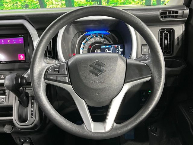 インテリアに合わせたデザインのステアリングは、運転される方のことも考え、運転しやすい形状、大きさです。是非一度、実際に触ってお確かめください。