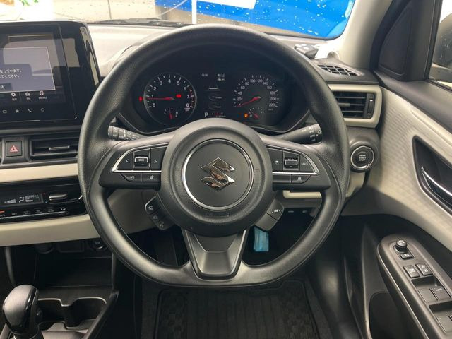 �C���e���A�ɍ��킹���f�U�C���̃X�e�A�����O�́A�^�]�������̂��Ƃ��l���A�^�]���₷���`��A�傫���ł��B�����x�A���ۂɐG���Ă��m���߂��������B
