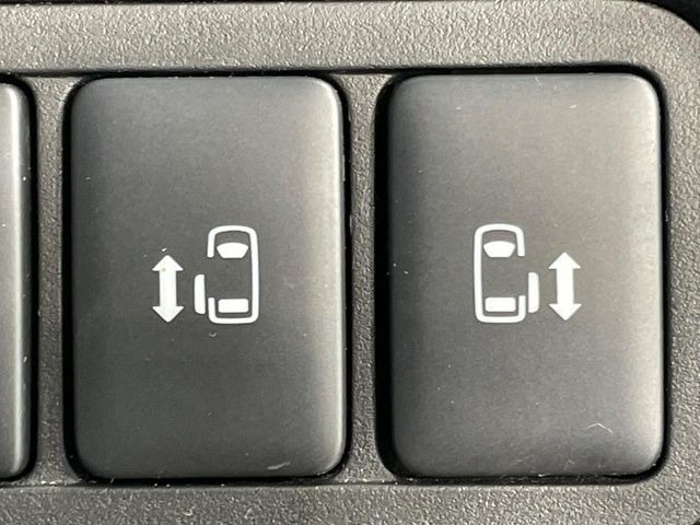 【両側パワースライドドア】スマートキーや運転席のスイッチで後席両側スライドドアの開閉が可能♪電動だから力を入れてドアを開ける必要が無く、小さなお子様でも簡単に開け閉めでき快適です♪