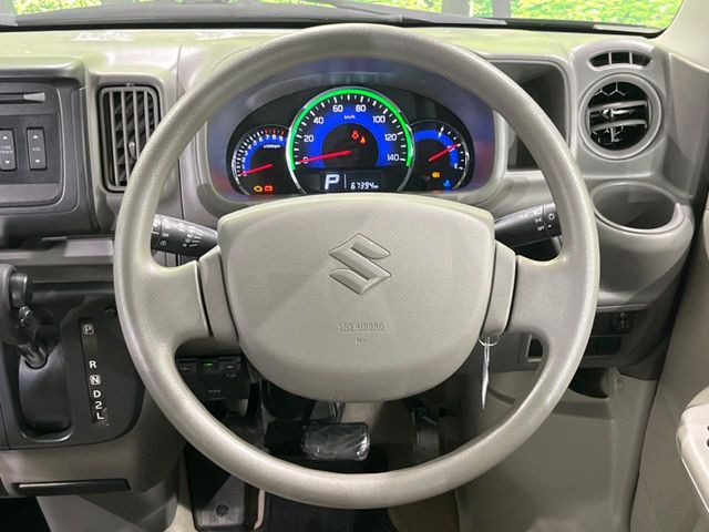 �C���e���A�ɍ��킹���f�U�C���̃X�e�A�����O�́A�^�]�������̂��Ƃ��l���A�^�]���₷���`��A�傫���ł��B�����x�A���ۂɐG���Ă��m���߂��������B