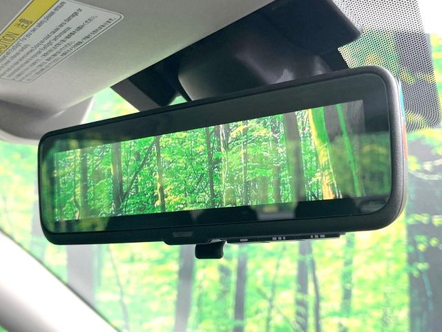 【スマートリヤビューミラー】後席の大きな荷物や同乗者で後方が確認しづらい時でも安心!カメラが撮影した車両後方の映像をルームミラー内に表示。クリアな視界で状況の確認が可能です!