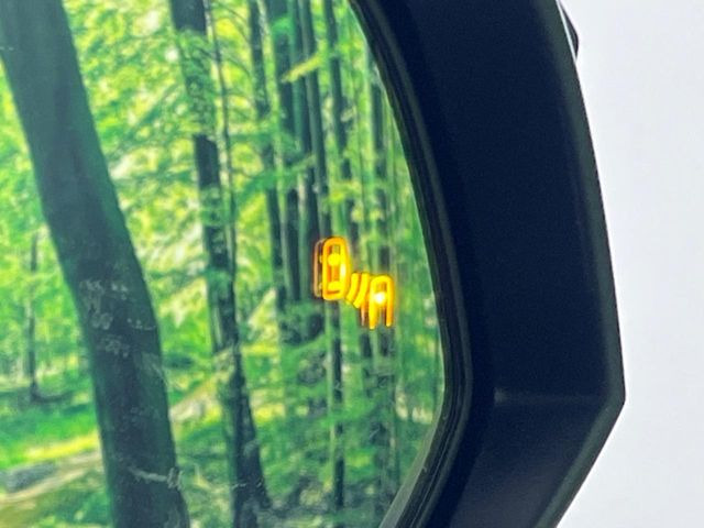【ブラインドスポットモニター】走行中、ドアミラーの死角になりやすい箇所に後続車が接近するとサイドミラーのレンズに警告を表示!ドライバーに注意喚起をしてくれます。